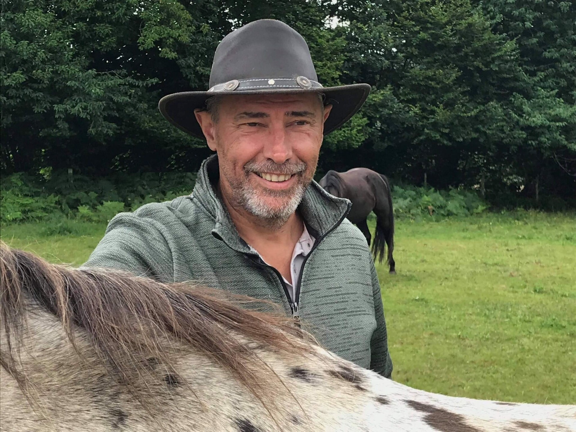 Ivo Bols met zijn paard in de kudde